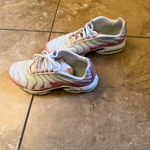 Nike Air Max Plus in Pink and White